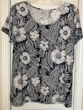 Croft & Barrow Navy and White Floral Scoop Neck Short Sleeve Top Size L A 0052